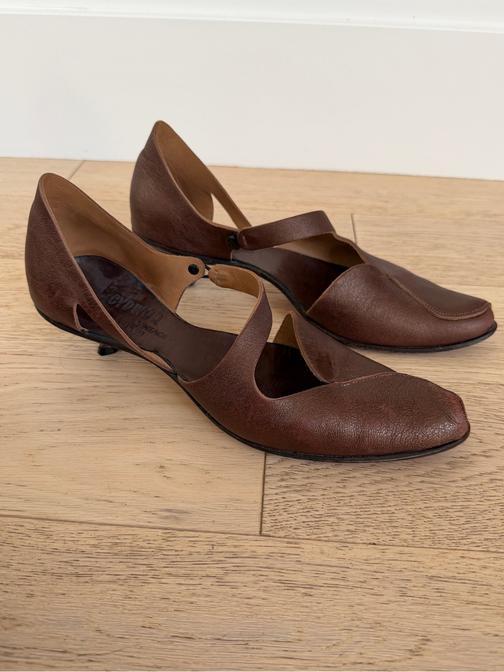 CYDWOQ VINTAGE Leather Handmade Shoes Pointy Toe Kitten Heel Avante Garde Artsy